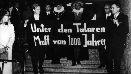 "Unter den Talaren Muff von 1000 Jahren", steht auf einem Spruchband der Studenten bei einer Protestaktion zum Rektorwechsel an der Universität Hamburg / © DB (dpa)