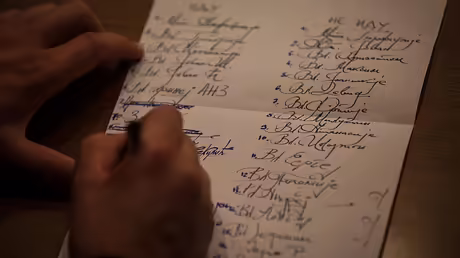 Unterschrift unter die Beschlussdokumente des panorthodoxen Konzils / &copy; Sean Hawkey (KNA)