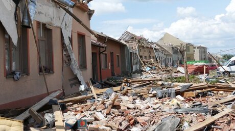 Unwetter in Tschechien: Zahlreiche Gebäude sind nach einem Tornado schwer beschädigt / © Vladimír Mièek/TASR (dpa)