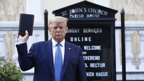 US-Präsident Donald Trump hält eine Bibel während er die St. John's Episcopal Church besucht / © Patrick Semansky (dpa)
