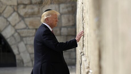 US-Präsident Donald Trump steht vor der Klagemauer in Altstadt von Jerusalem / © Evan Vucci (dpa)