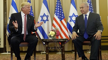 US-Präsident Trump (l) trifft sich mit Israels Premierminister Netanjahu / © Evan Vucci (dpa)