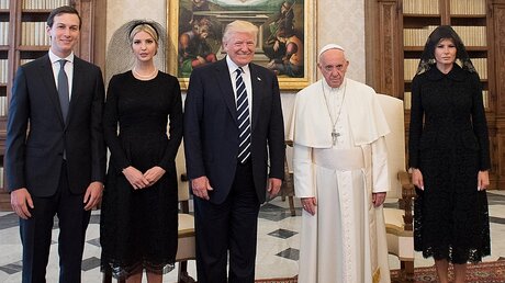 Ein lächelnder Trump, ein ernster Papst  / © L'Osservatore Romano (dpa)