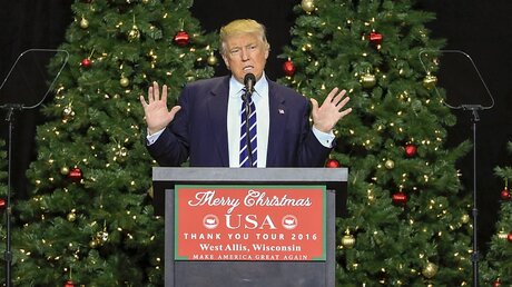 Donald Trump wünscht "Merry christmas" / © Tannen Maury (dpa)