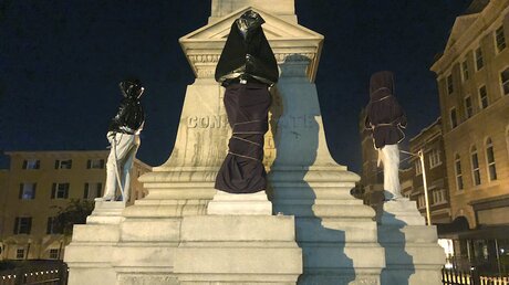 USA, Portsmouth: Das Statuen am Denkmal der Konföderierten wurden mit Müllsäcken und Bettlaken abgedeckt / © Kiahnna Patterson (dpa)