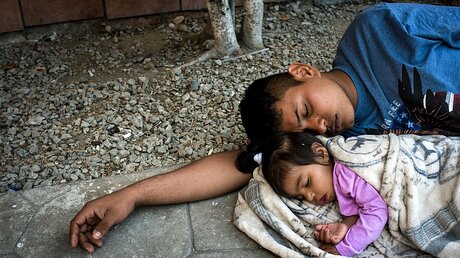 Vater und Tochter an der mexikanischen Grenze / © David Maung (KNA)