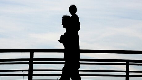 Vater mit Kind / © Arno Burgi (dpa)