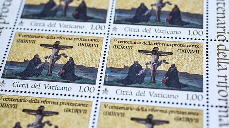 Vatikan-Briefmarke zur Reformation, links kniet Martin Luther mit der deutschen Bibel / © Stefano Dal Pozzolo (KNA)
