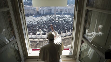 Papst Franziskus segnet die Gläubigen / © L'Osservatore Romano/AP (dpa)