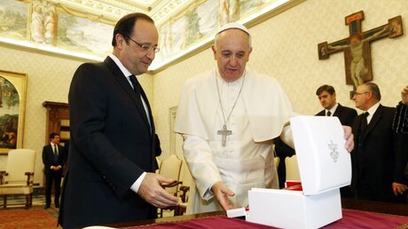 Austausch von Geschenken - Präsident Hollande und Papst Franziskus  (dpa)
