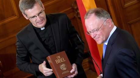 Vereidigung des neuen Hildesheimer Bischofs Wilmer  / © Holger Hollemann (dpa)