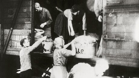 1946: Vertriebene steigen in einen Güterzug (KNA)