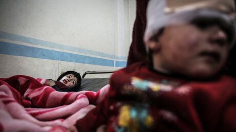 Verwundete syrische Kinder werden in Ariha, Provinz Idlib, behandelt / © Anas Alkharboutli (dpa)