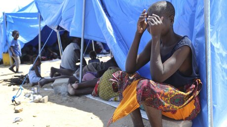 Viele Menschen müssen in Lagern übernachten, weil ihr Haus zerstört wurde / © Tsvangirayi Mukwazhi (dpa)
