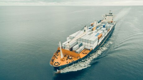 Containerschiff auf hoher See / © Alexandr Medvedkov (shutterstock)