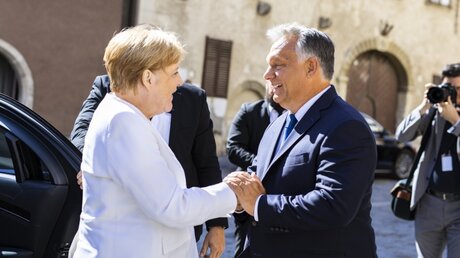 Viktor Orban (r), Ministerpräsident von Ungarn, empfängt Bundeskanzlerin Angela Merkel (CDU) in Sopron / © Balazs Szecsodi/MTI/Hungarian Prime Minister's Press Office (dpa)