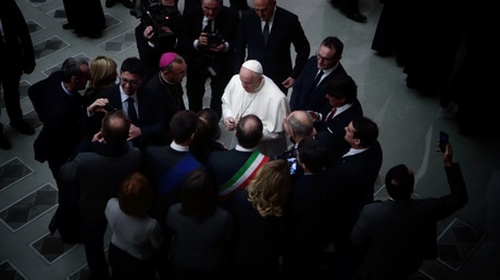 Von Menschen umgeben: Papst Franziskus / © Evandro Inetti (dpa)