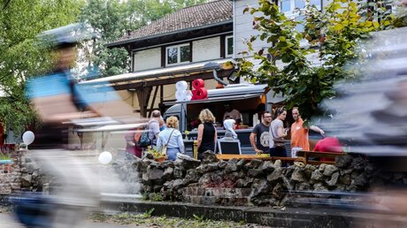 Vor dem Loher Bahnhof hatte die Aktion Neue Nachbarn des Erzbistums Köln am Samstag ihren Food Truck "EAT & GREET" aufgebaut / © N.N. (Erzbistum Köln)
