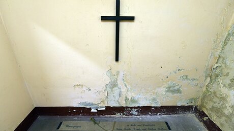 Ein Trauerband in dem Raum der früheren Hinrichtungsstätte der DDR in Leipzig  / © Hendrik Schmidt (dpa)