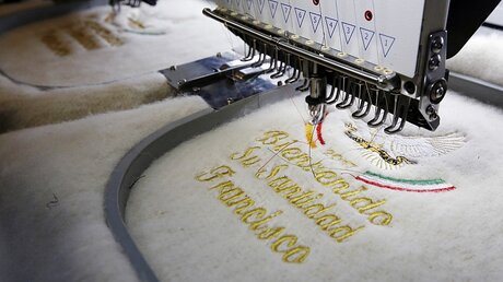 Eine Maschine fertigt ein traditionelles Kleidungsstück, das Papst Franziskus bei seinem Besuch in Kolumbien überreicht werden soll / ©  Fernando Vergara (dpa)