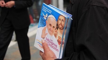 Kolumbien: Zeitschriften mit einem Foto von Papst Franziskus / © Álvaro Tavera (dpa)