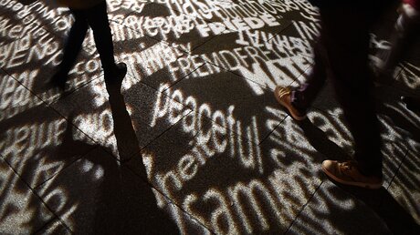 Worte zum Jahreswechsel vor dem Kölner Dom / © Henning Kaiser (dpa)