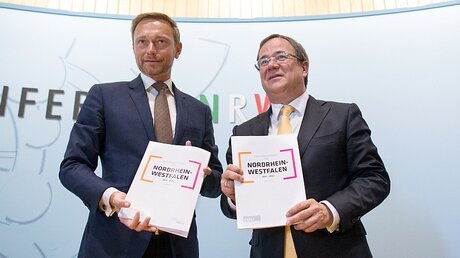 Armin Laschet (rechts) und Christian Lindner (links) präsentieren den Koalitionsvertrag für NRW / © Marcel Kusch (dpa)
