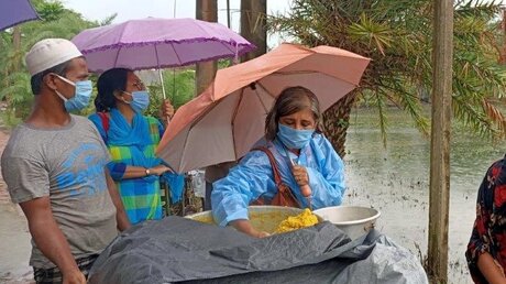Während des Monsuns hilft Urmi Basu, die Gründerin von "New Light", bei der Essensverteilung. (BONO)
