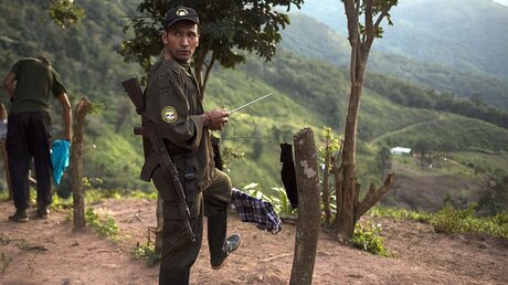 Mitglied der linken Farc-Rebellen in Kolumbien / © Ricardo Maldonado Rozo (dpa)