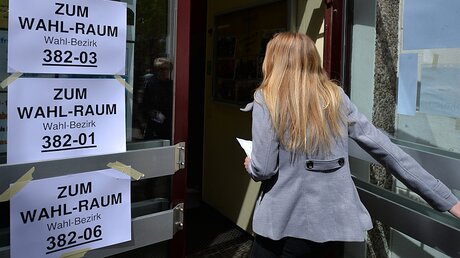 Junge Frau geht wählen / © Carmen Jaspersen (dpa)
