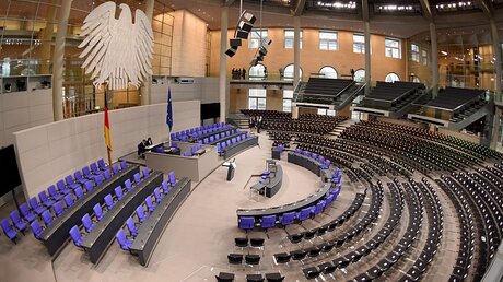 Die Bestuhlung für 1260 Mitglieder der Bundesversammlung ist am 12.02.2017 im Bundestag in Berlin für die Wahl des neuen Bundespräsidenten angepasst. Zur Wahl tritt hier am Sonntagmittag die Bundesversammlung zusammen.  / © Rainer Jensen (dpa)