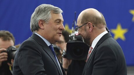 Der neue EU-Parlamentspräsident Tajani (l.) nimmt Glückwünsche seines Vorgängers Schulz entgegen / © Jean-Francois Badias (dpa)