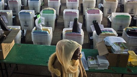 Eine kenianische Wahlhelferin geht in Nairobi. / © Jerome Delay (dpa)