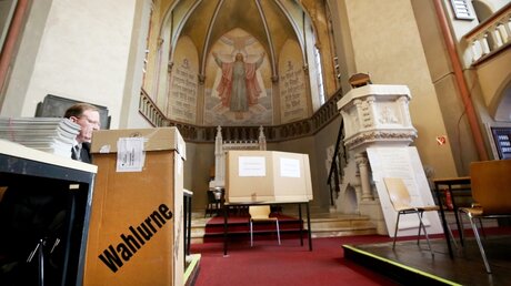 Wahllokal in der Kirche / © Roland Weihrauch (dpa)