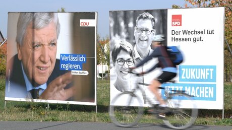 Wahlplakate vor den Landtagswahlen in Hessen  / © Arne Dedert (dpa)