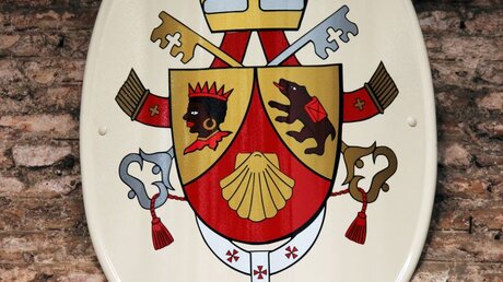 Wappen von Papst Benedikt XVI. / © marcovarro (shutterstock)