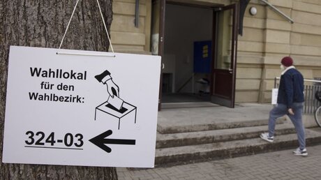 Wegweiser zu einem Wahllokal / © Helmut Fricke (dpa)