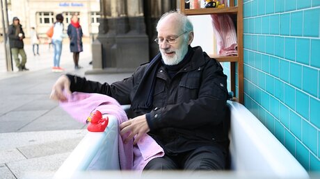 Weihbischof Ansgar Puff sitzt für eine Caritas-Aktion in einer Badewanne vor dem Dom / © Melanie Trimborn (DR)