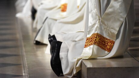 Weihekandidaten knien während einer Priesterweihe / © Frederic Soreau (KNA)