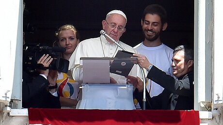 Papst Franziskus mit Helfern des Weltjugendtages / © EPA/ETTORE FERRARI (dpa)