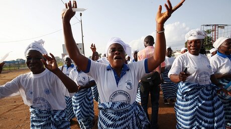 Menschen in Liberia freuen sich (dpa)