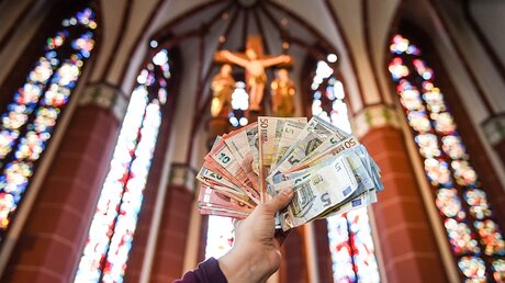 Wie soll Kirche angemessen mit Geld umgehen? / © Harald Oppitz (KNA)