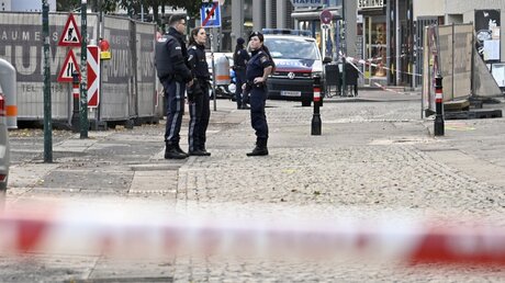 Wien: Bewaffnete Polizisten stehen Wache nach einem Schusswechsel im Stadtzentrum / © Hans Punz (dpa)