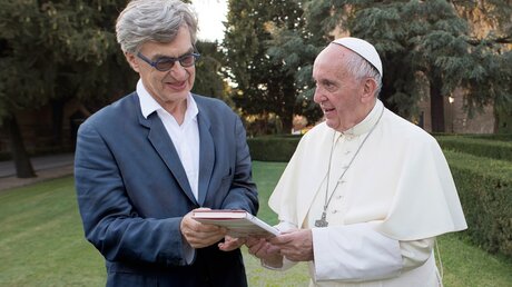 Wim Wenders und Papst Franziskus  / © Focus Features/AP (dpa)