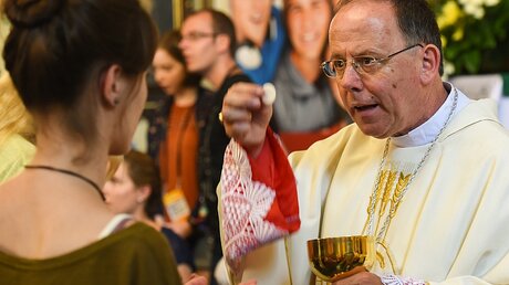 Bischof Ulrich Neymeyr bei der Eucharistiefeier / © Harald Oppitz (KNA)