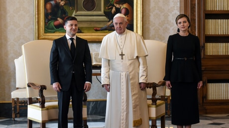 Wolodymyr Selenskyj, Papst Franziskus und Olena Selenska / © Paolo Galosi (KNA)