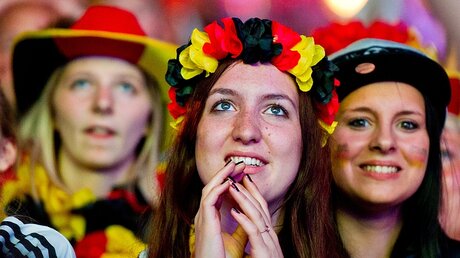 Fans fiebern mit der deutschen Fußball-Nationalmannschaft / © Daniel Bockwoldt (dpa)