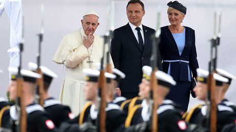 Papst Franziskus wird am Flughafen vom Staatspräsidenten Andrzej Duda und seiner Frau Agata Kornhauser-Duda willkommen geheißen / © Radek Pietruszka (dpa)