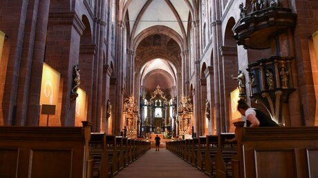 Blick in das Kirchenschiff des Doms in Worms / © Uwe Anspach (dpa)