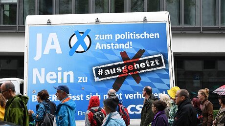 Zehntausende Teilnehmer bei #ausgehetzt-Demo in München; Zehntausende Teilnehmer bei #ausgehetzt-Demo in München; sie laufen an dem Plakat der CSU vorbei  / © Andreas Gebert (dpa)